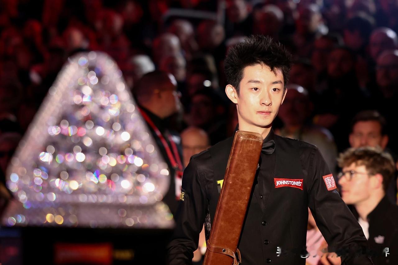 斯诺克大师赛第一天的比赛结果让所有球迷感到震惊。首次亮相大师赛的吴宜泽打出全场