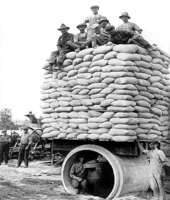 这张照片展示了1920年在加拿大进行的预制混凝土管（PrecastConc