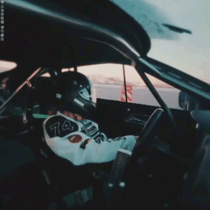 白鹿的赛车手妆造配一头金发，又酷又美，利落又亮眼，简直是为她量身打造，每一个眼神