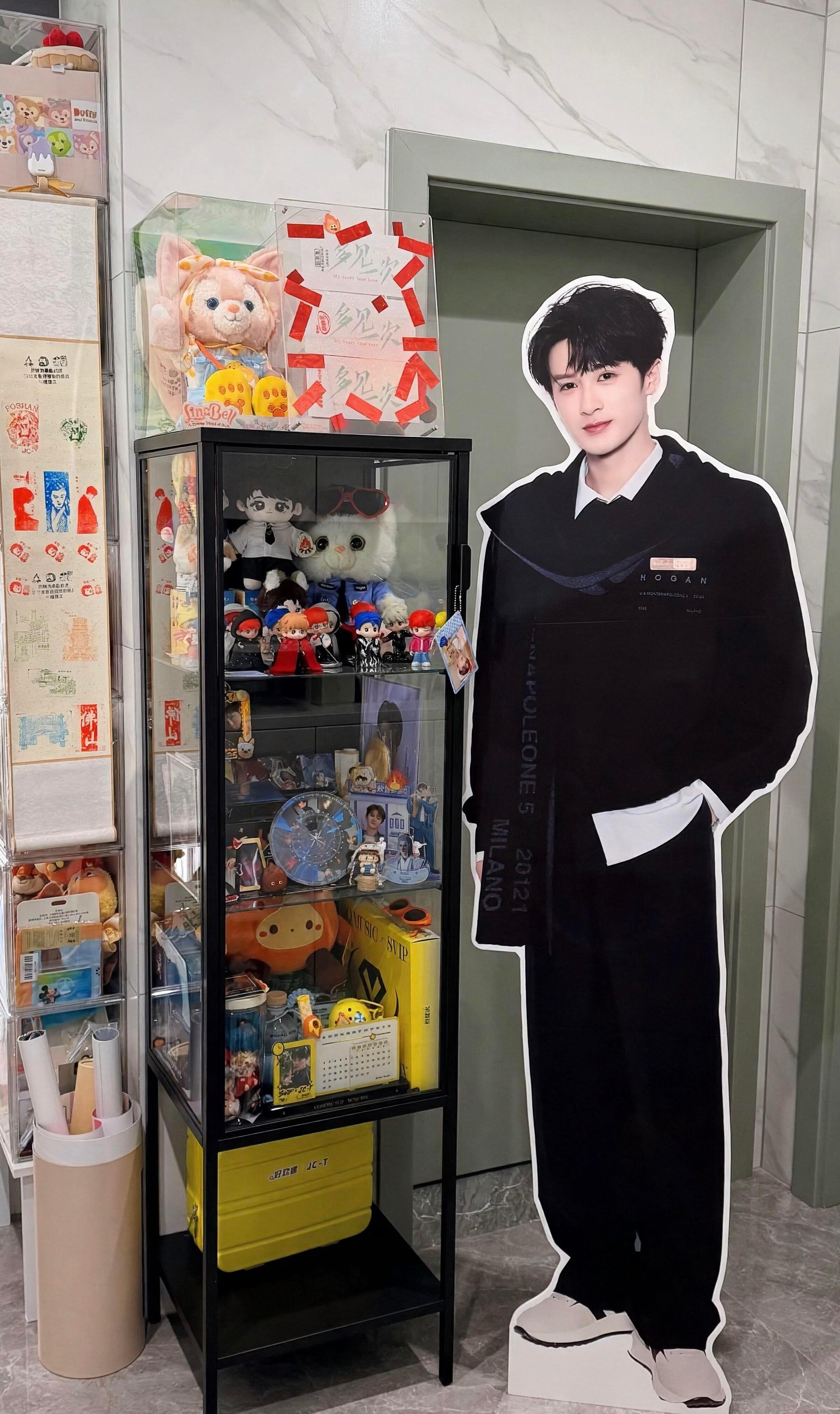 好羡慕炭火小姐姐，直接把檀健次人形立牌抱回家了！