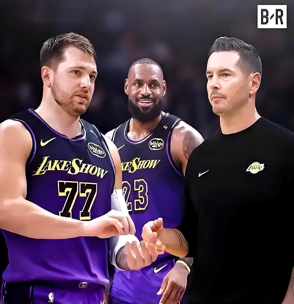 最反常的一幕：詹姆斯一伤停，湖人反而更像强队。数据显示，本季无詹14胜7负