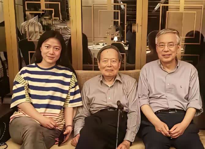 杨振宁的二婚妻子翁帆，是原配的替身吗？儿子和后妈长得好像。杨振宁的第一任妻子