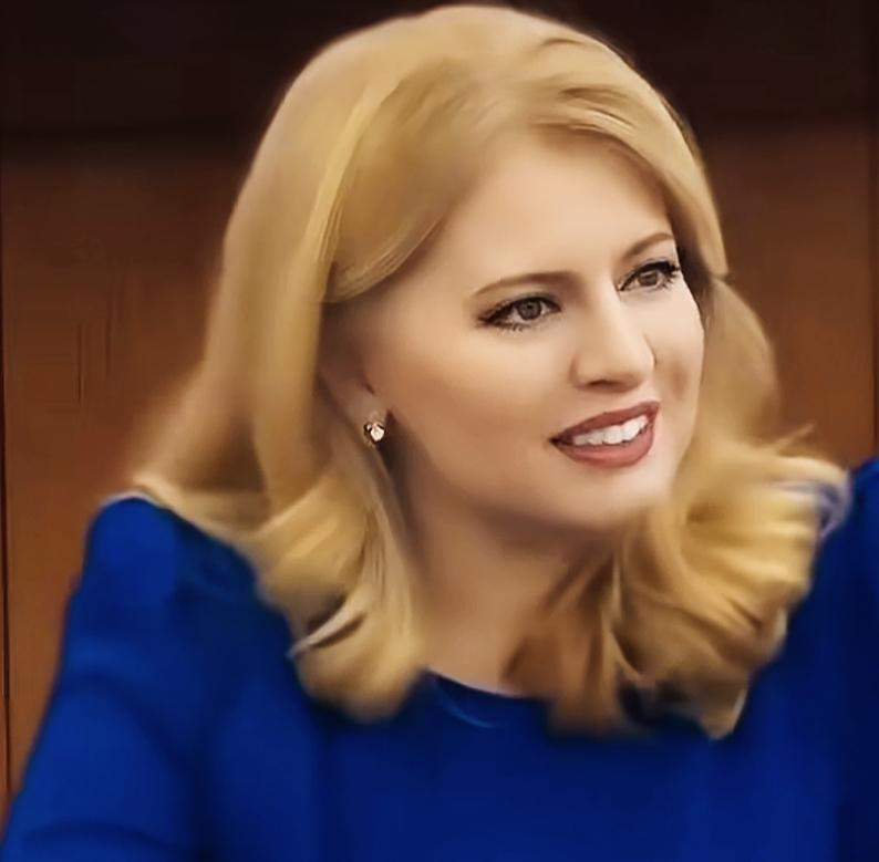 斯洛伐克首位女总统苏珊娜，这颜值是不是非常漂亮啊！这披肩的发型和脸型是不是挺适