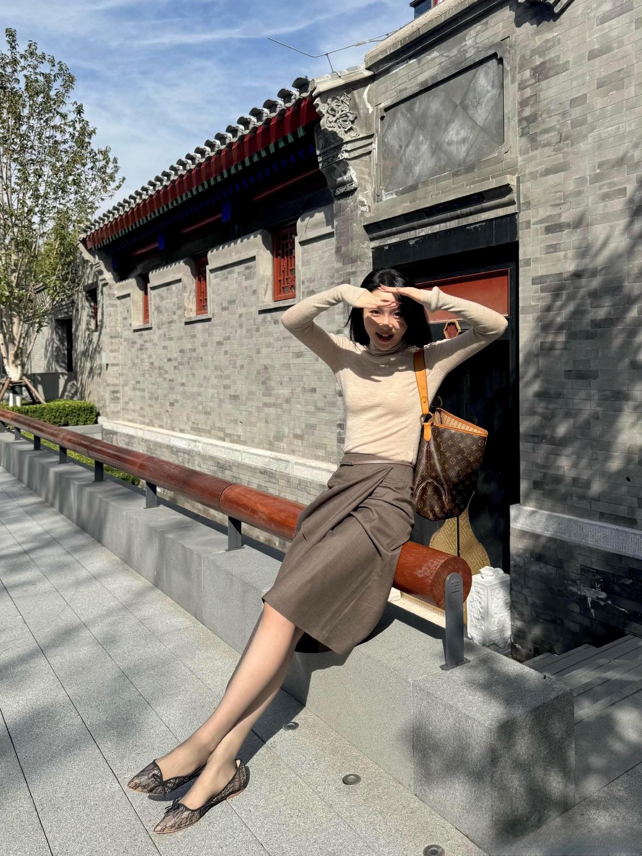 这套是“雅致温柔的轻熟风”穿搭，浅棕配色适配中式建筑场景，气质与氛围感兼具：