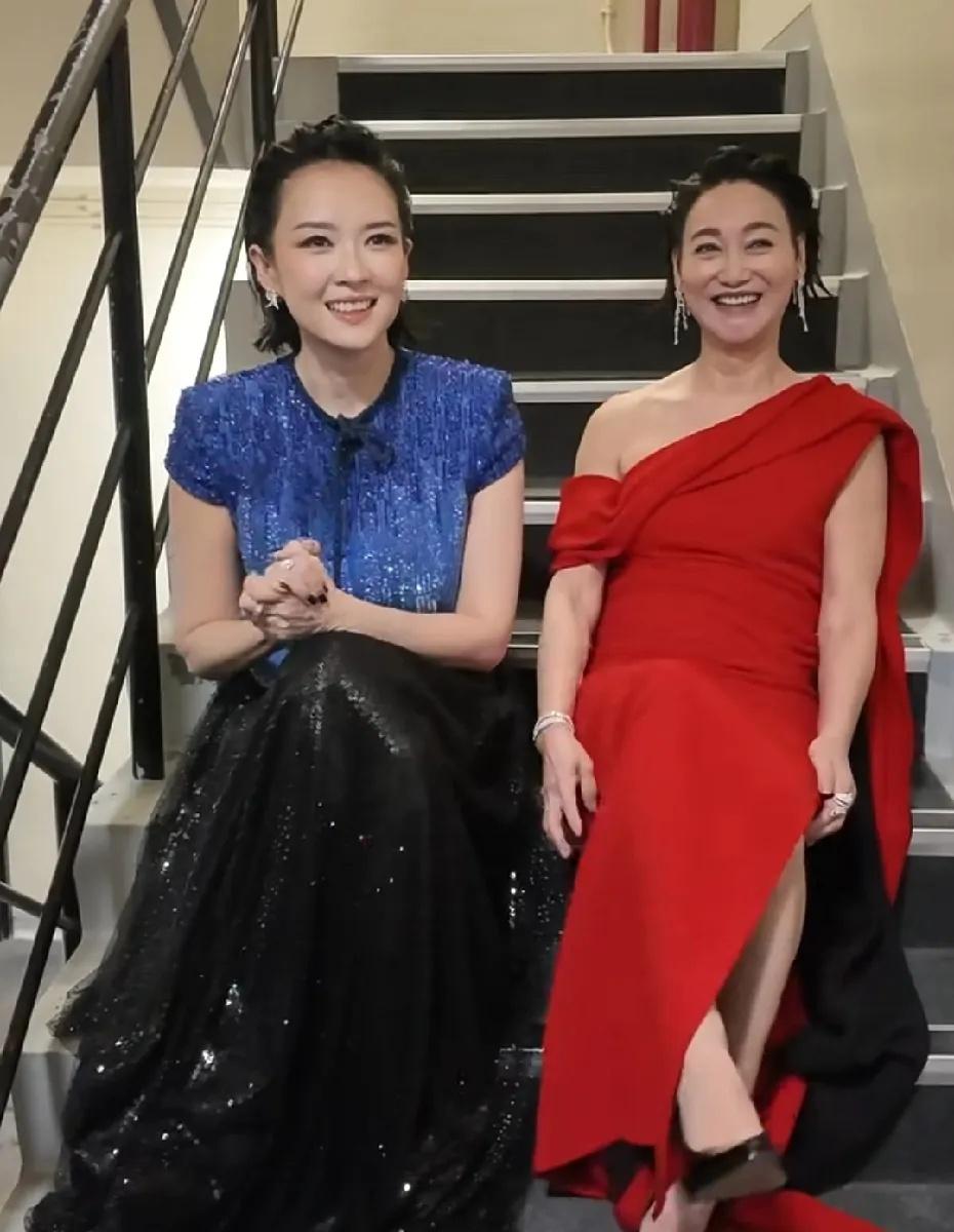 章子怡惜败新人廖子妤未获奖，却与惠英红楼梯间开心合影。有人说她从容大气，早已