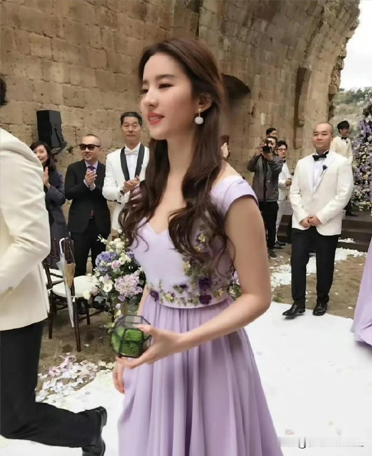 刘亦菲当年当伴娘的时候很低调，淡妆让妆明显，穿着紫罗兰的裙子好美，她不想抢新娘子