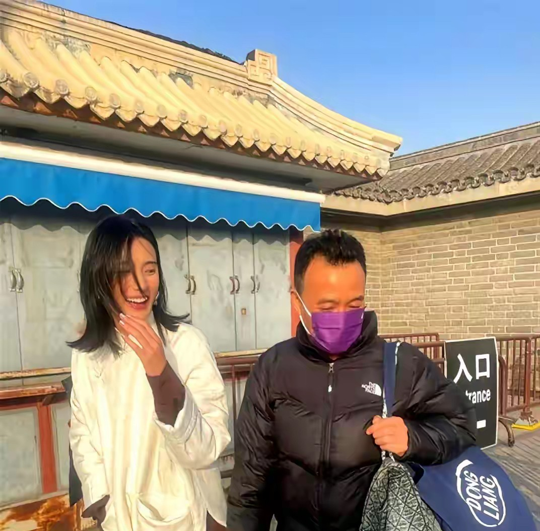海哈金喜:我和李亚鹏已经分居很久了，只是还没离婚。因为我爸爸说希望外孙女有父爱。