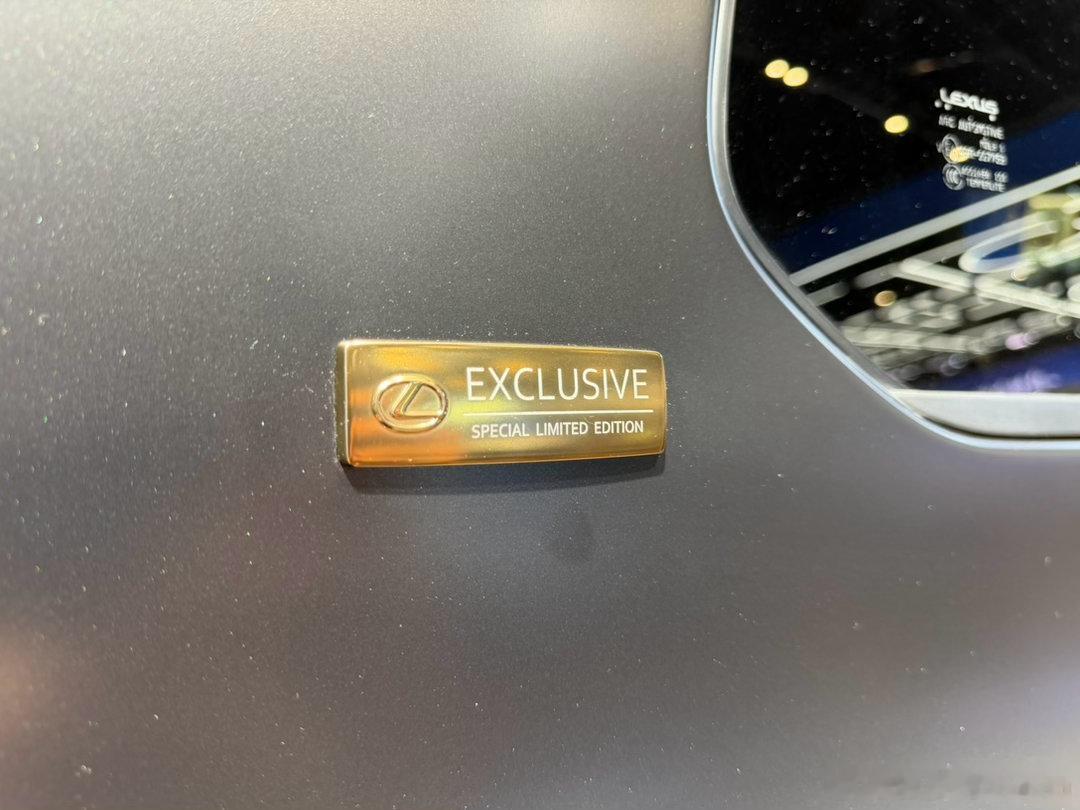 雷克萨斯展台，今年上了两台官方改车：雷克萨斯LX&GX“黑马藏金”概念版