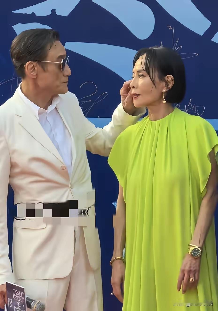 为什么发哥出席活动基本上都要带着圈外人老婆发嫂？可能这就叫双宿双飞形影不离，大概