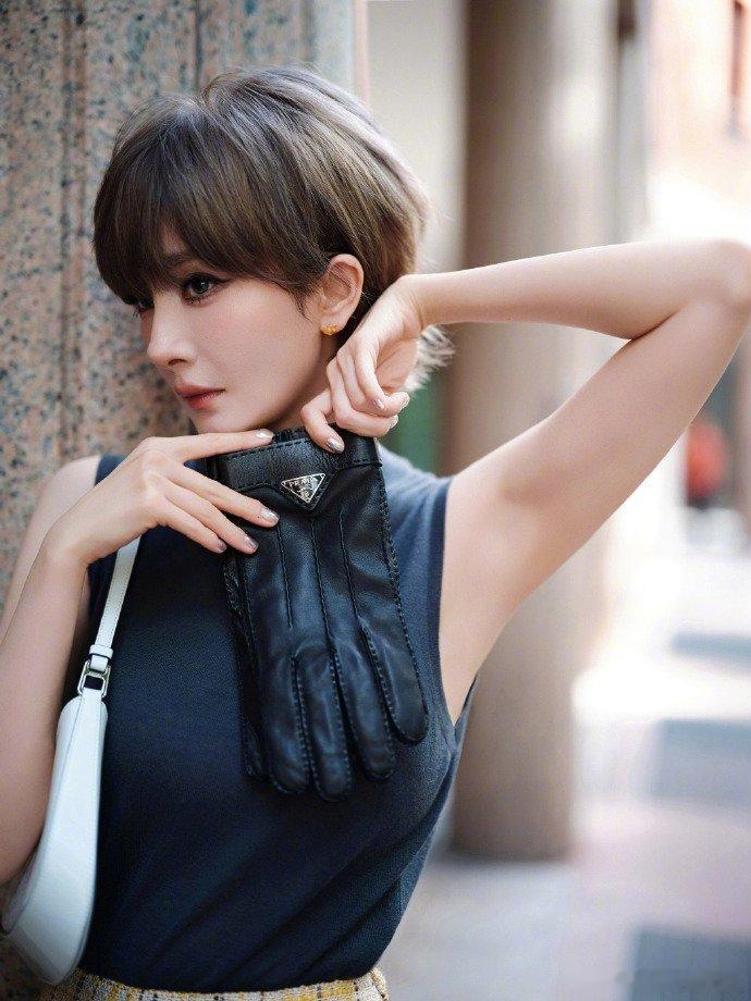 杨幂李现Prada秀场同框直击米兰秀场，杨幂的无袖+格纹半裙复古韵味十足，李现