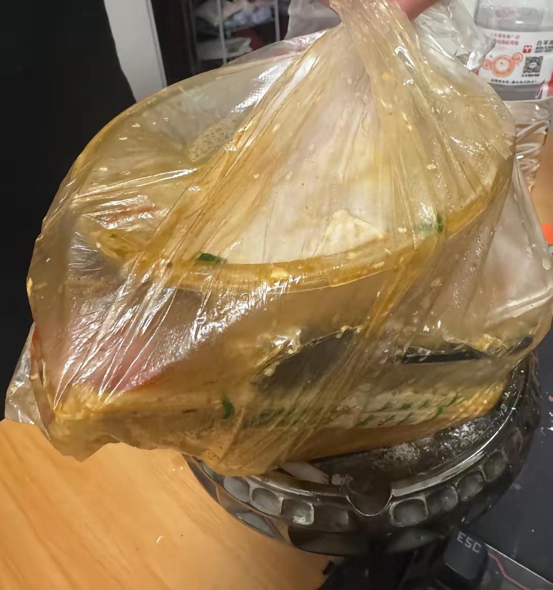 昨天点了份麻辣烫，送到时汤撒了大半。外卖小哥主动问赔多少？我说20。他红着脸说：