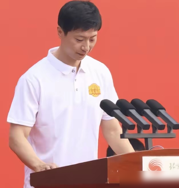 马龙顶着博士新生的名头站上北体大讲台，台下全在嘀咕：这真是俩娃的爹？一件白衬衫，清清爽爽，开口就是走