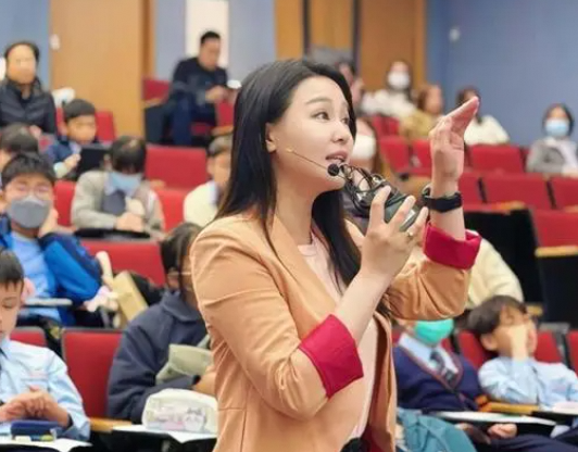 TVB女星黄颖君离巢从政，如今月入7万港币超滋润