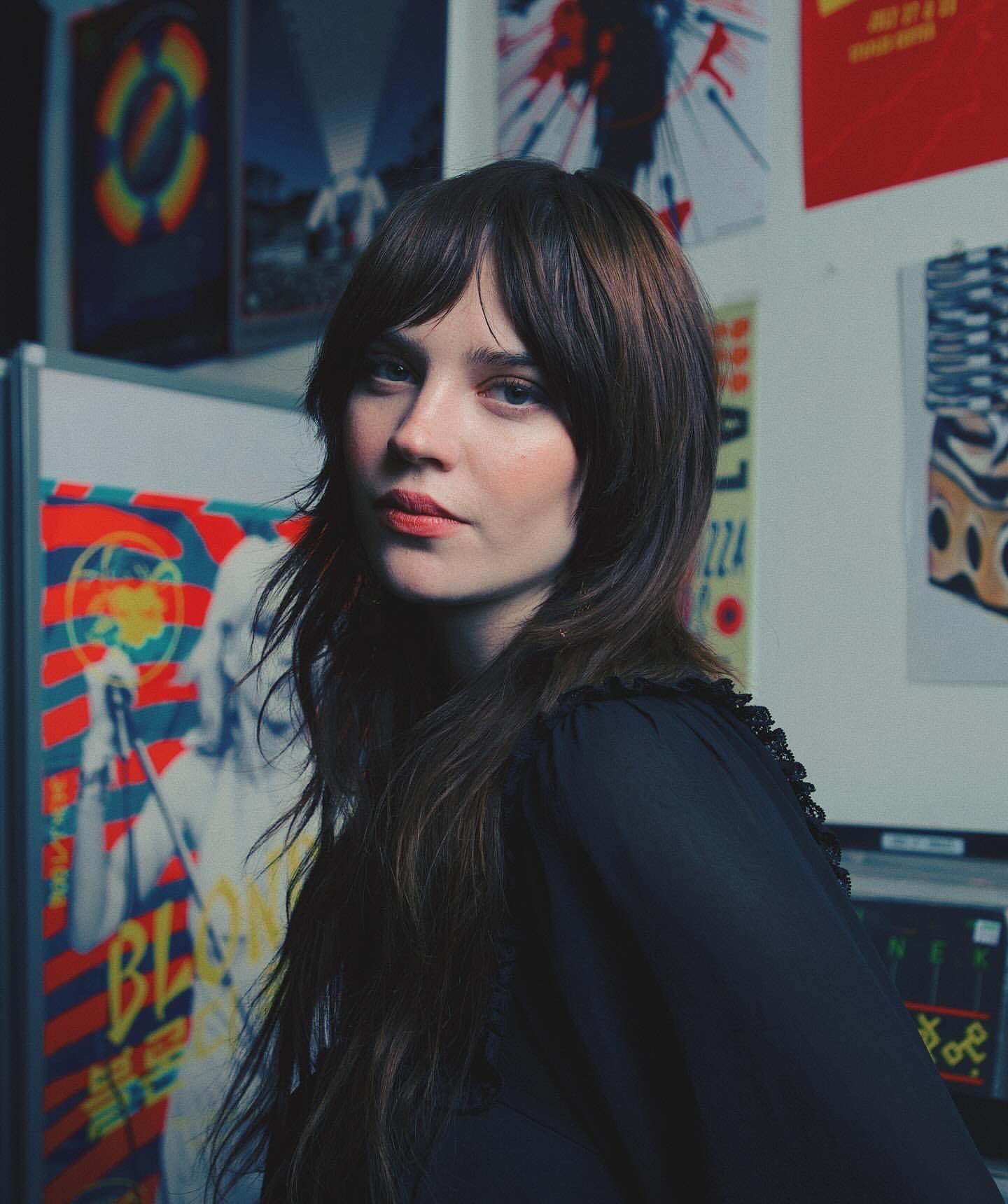 索菲·撒切尔为《异教徒》（2024）制作原声专辑封面时拍摄的照片摄影师：Jarr