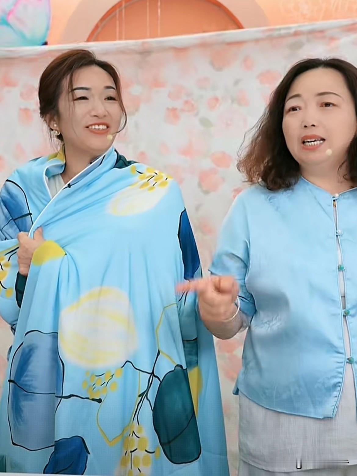 今天，谢浩男的妈妈许健华在大妹和谢浩男战友的助力下，从早到晚不停地进行直播，直播