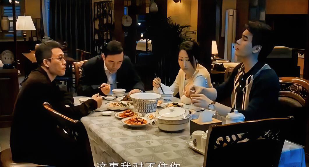 《以法之名》大结局洪亮和江家人一起吃饭的座位安排有点意思！洪亮的老婆江敏从来不