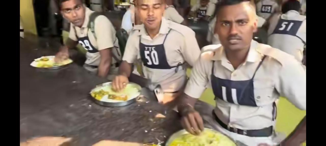 满手是油怎么扣扳机？万一打滑岂不伤了自己人。印度士兵，大米饭咖喱洋葱，这伙食