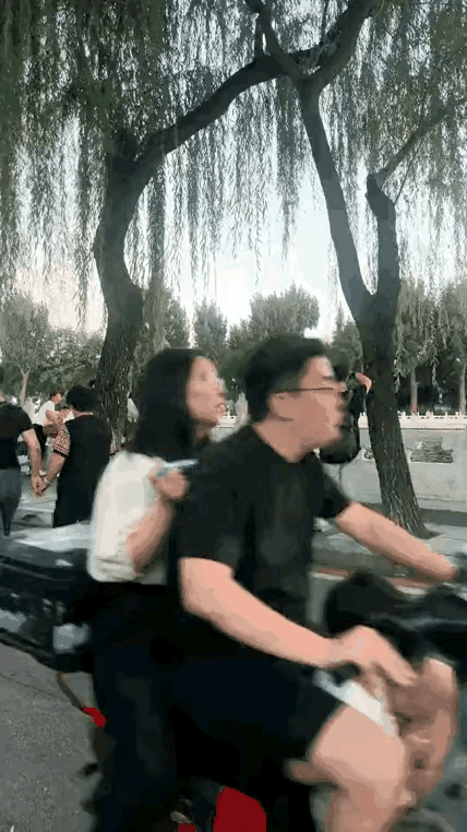 唉哟喂，大爷真会欣赏美女某地风景名胜旅游区，风景旖旎，游人如织。一位青春靓丽