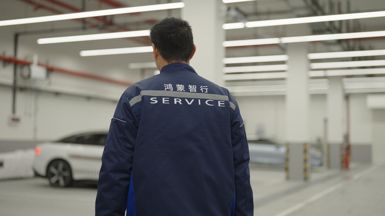 现在车企搞活动，要么发券，要么打折，但鸿蒙智行上线“国庆安心行”没搞花里胡哨的东