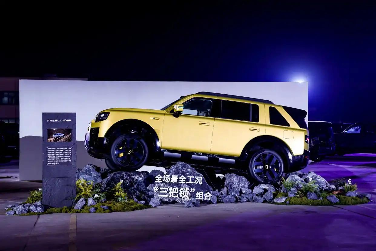 先给大家捋清楚售价，门槛十分清晰：大五座版本33.99万元起；六座车型分三款