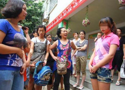 孩子在幼儿园被体罚, 妈妈打了小报告, 孩子被老师报复摔断胳膊