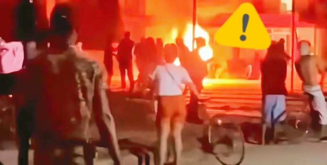 古巴传来消息：古巴中部城市莫隆发生严重抗议事件，抗议者冲入执政党办公室纵火焚