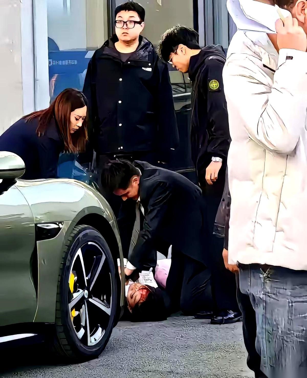 在自己店里，被客户刚提的新车撞死。我敢说，这可能是全世界最憋屈、最黑色幽默的死