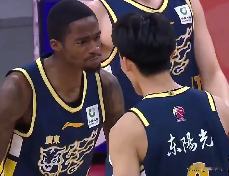 萨姆纳谈徐杰：“徐杰是我最喜欢的队友，我喜欢他在场上打球时的拼劲，他是球队的