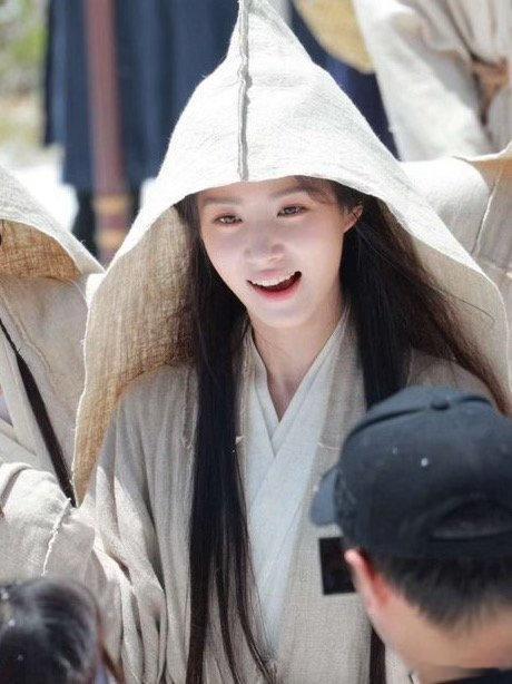 卢昱晓袖口有虫爬出来卢昱晓拍《何不同舟渡》路透惊现袖口爬虫，南衣这角色氛围感直接