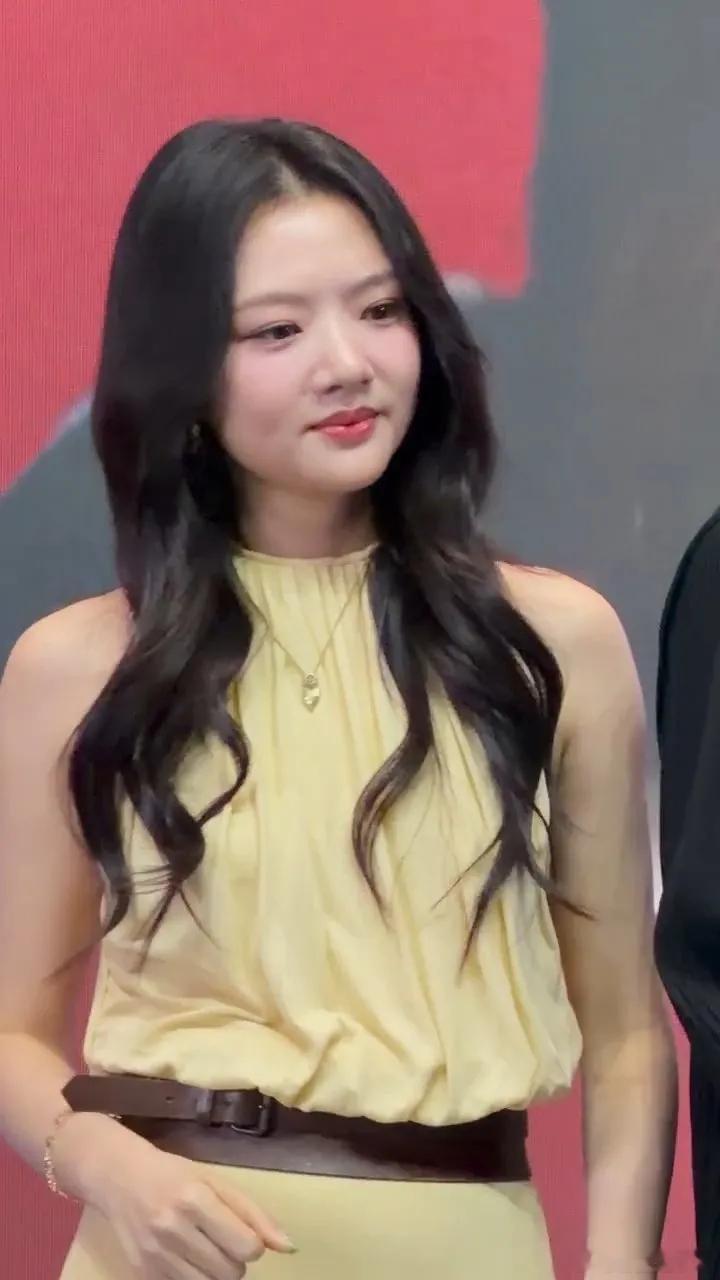 任敏现身线下活动，现场被网友当面喊话减肥，评论区也满是催瘦的声音。当日她随剧组出