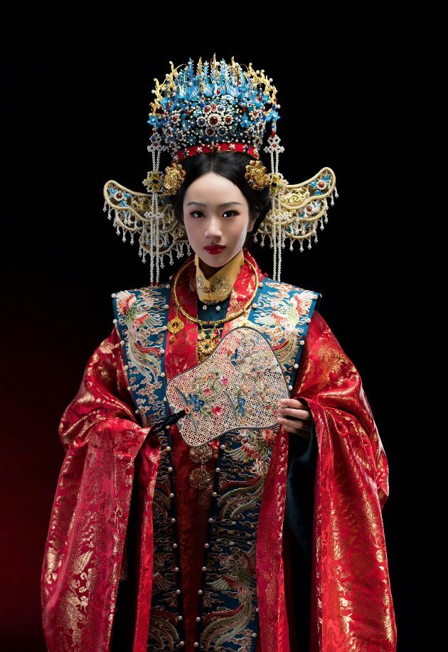 吴尊晒NeiNei穿婚服吴尊晒出女儿NeiNei的九宫格照片，一身凤冠霞帔，端