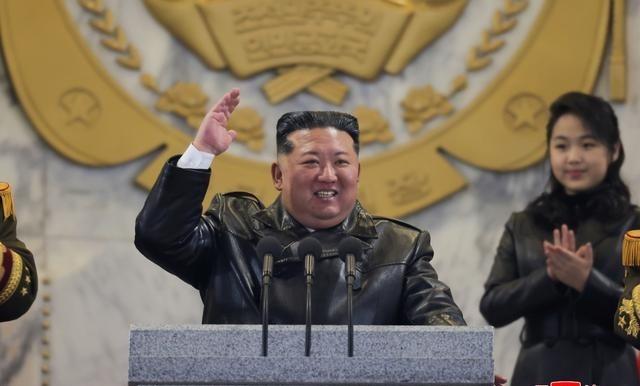 金正恩公开亮剑，深夜举行阅兵式，当众作出重大承诺。朝鲜官媒朝中社周四（26日）报