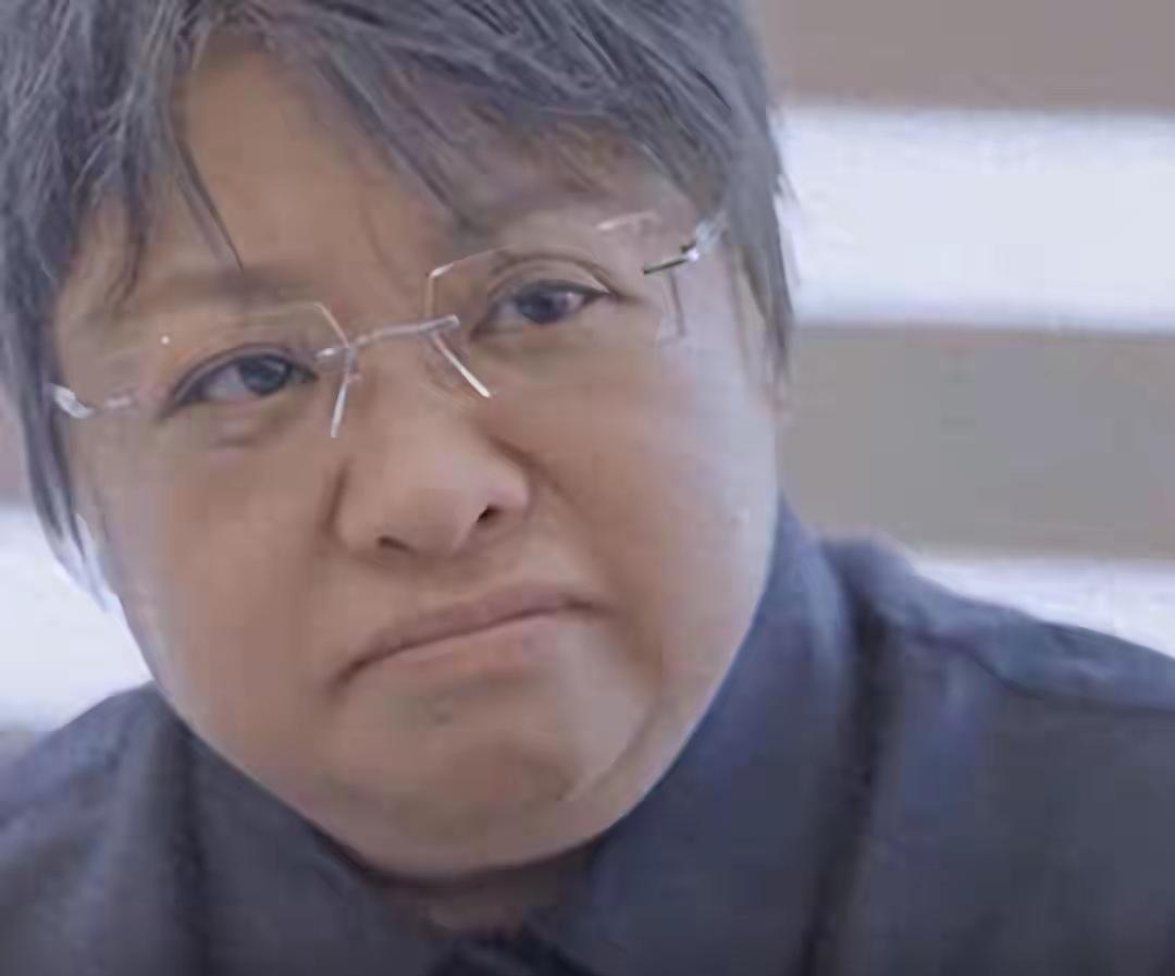 网传韩红因一句“走个面”陷入巨大舆论风波。她免费为冯小刚新片配乐，现场只是北方熟
