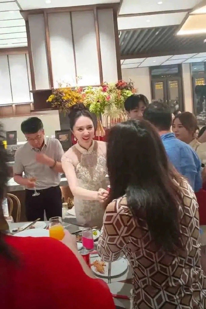 董璇说我又要办婚礼了董璇也太有意思了！她居然联系了之前的婚礼策划，一本正经地说“