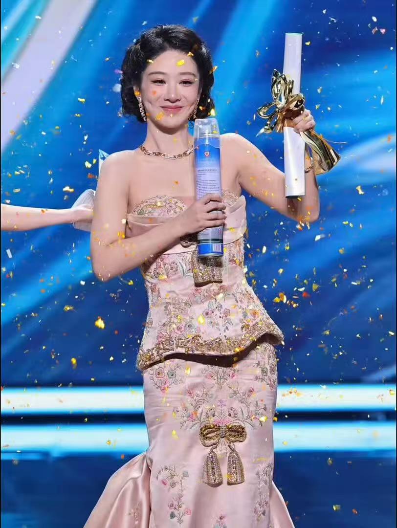 杨紫哭麻了！获得白玉兰最佳女主角，发表感言时，当杨紫说到她无论遭受到多少白眼或者
