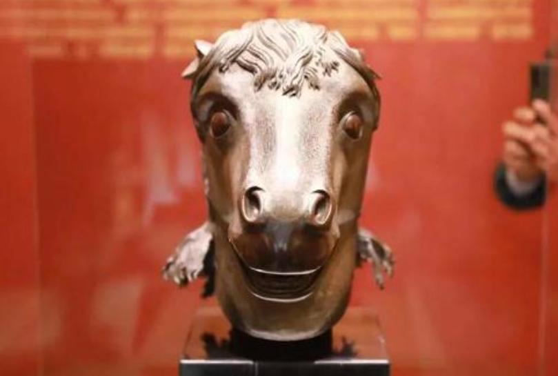 2019年，圆明园丢失的“马首”被赌王买回并捐回祖国，然而，令人没有想到的是，专