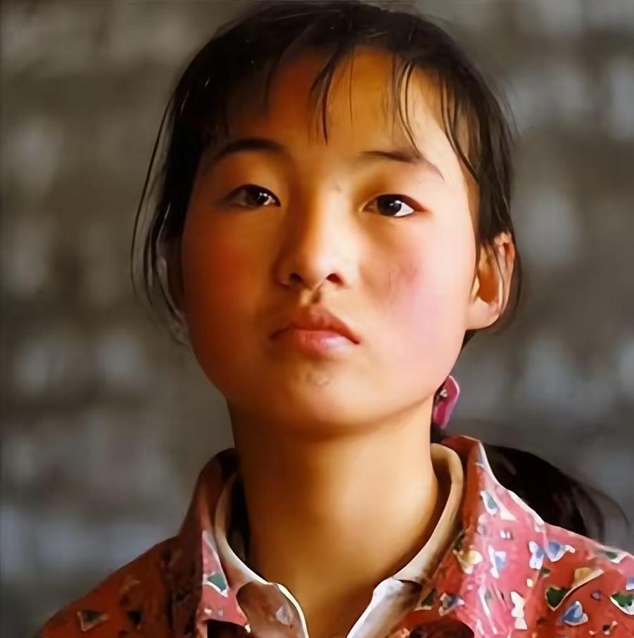 1999年，张艺谋捧红了农村女孩魏敏芝。拍完戏后，魏敏芝想进演艺圈，张艺谋却不同