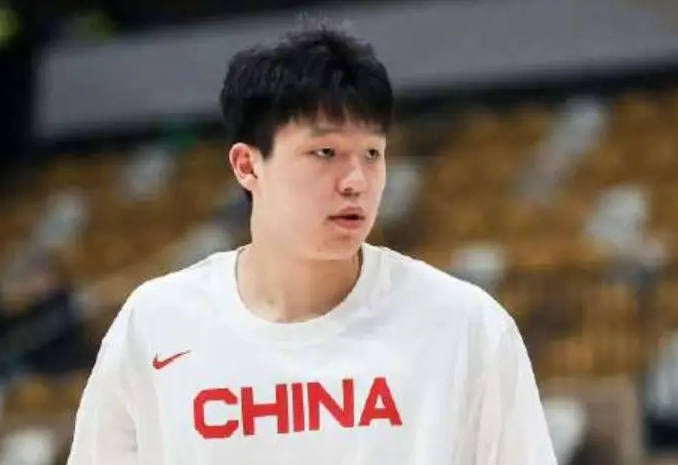 杨瀚森目前进攻最大的问题是他的进攻选择有问题杨瀚森现在的终结效率，确实很难让球