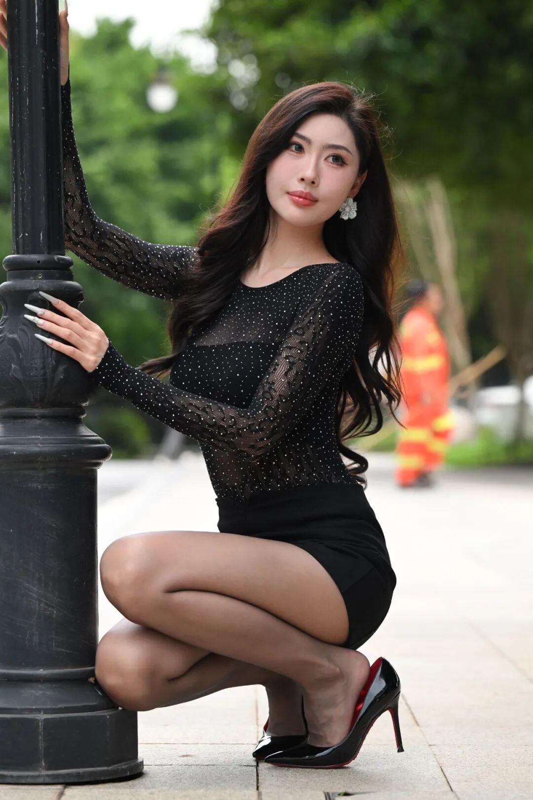 黑裙闪钻装的身材比例直接戳中审美闪钻黑衫的精致撞上短裙的利落，把身材曲线放大得