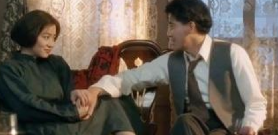 林青霞脚踩秦汉鞋面那刻，没人想到，这双鞋再没被踩过第二次。他儒雅，她疯癫，银幕