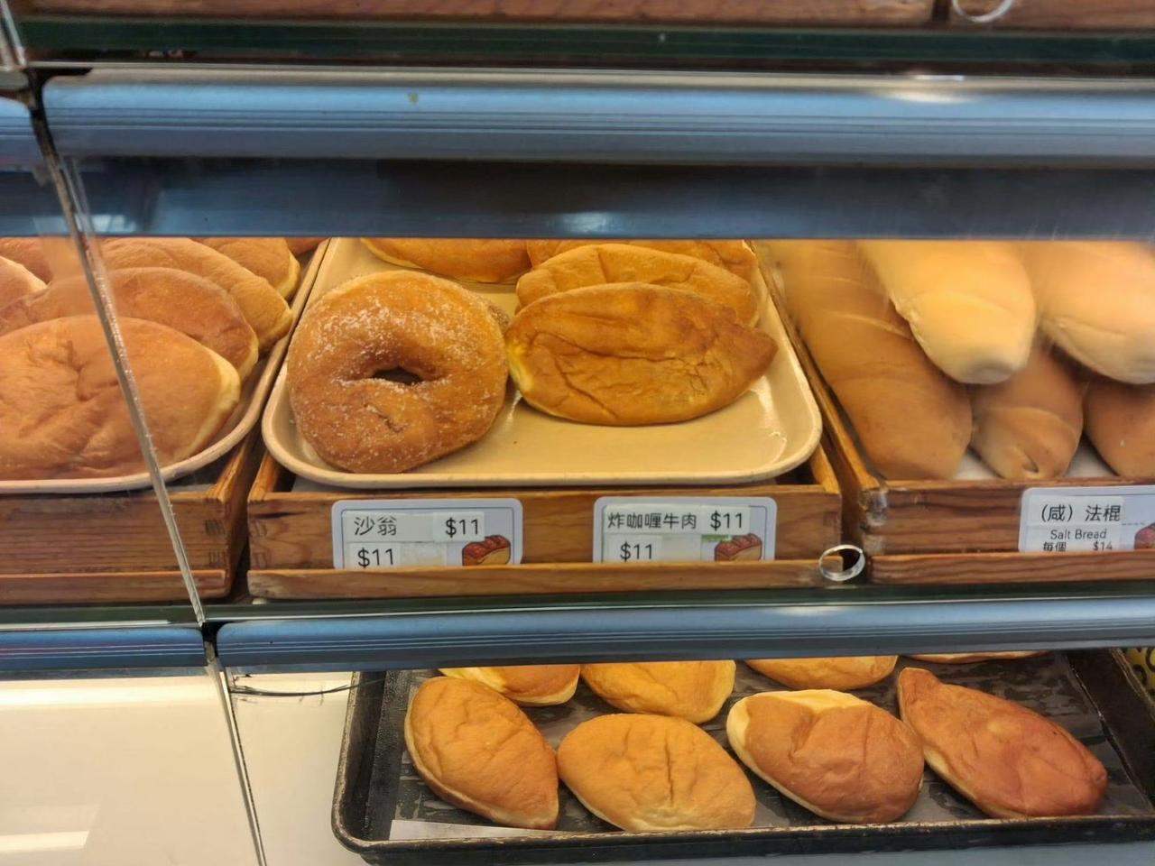香港这些西饼店面包、蛋糕好像比内地划算。标价都是港币，换算下来，咖喱包、薯仔鸡包
