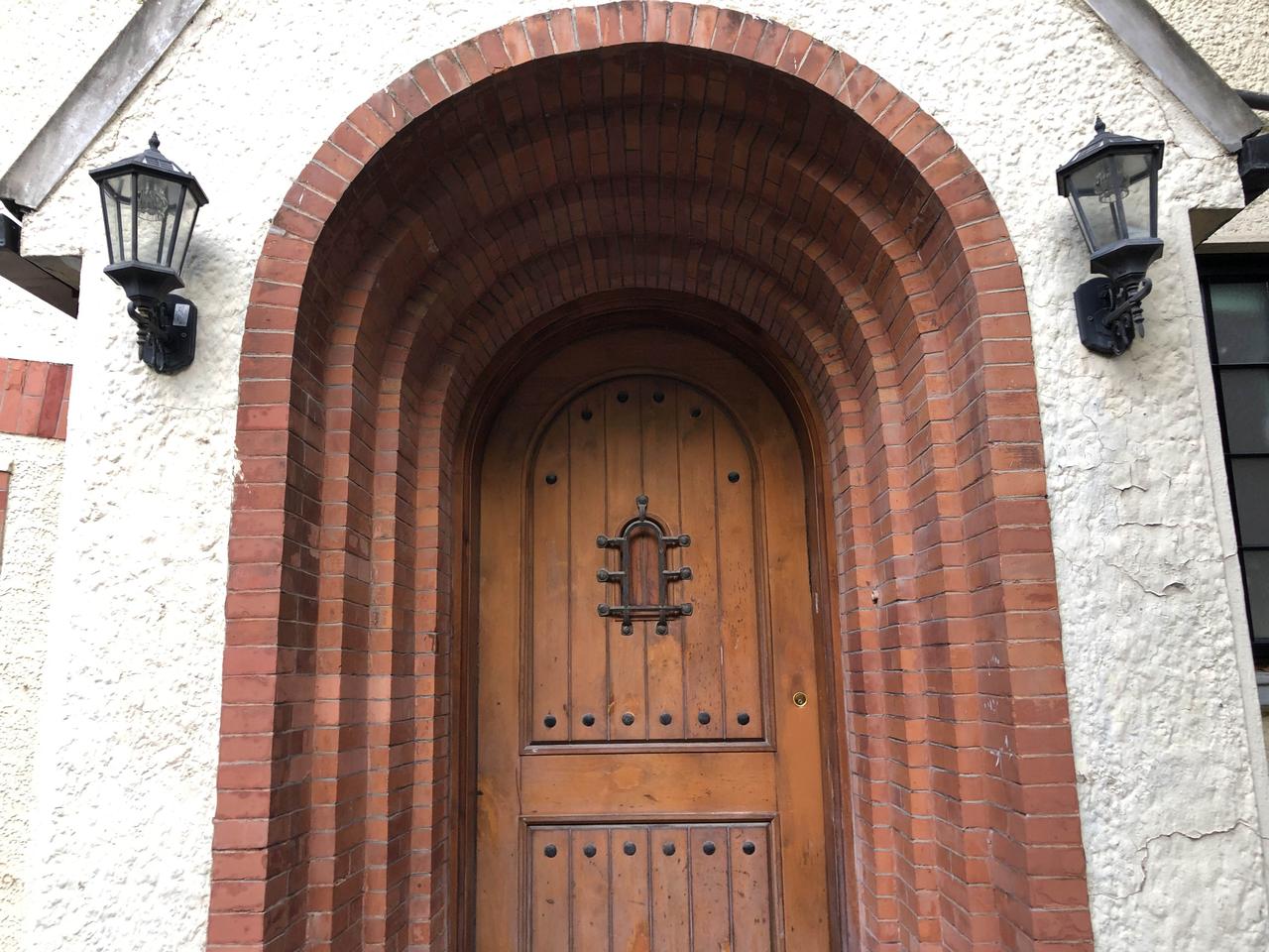 上海愚园路随便一座百年老洋房的入户门都这样精致。时光流逝，依然可以见到当年设计的