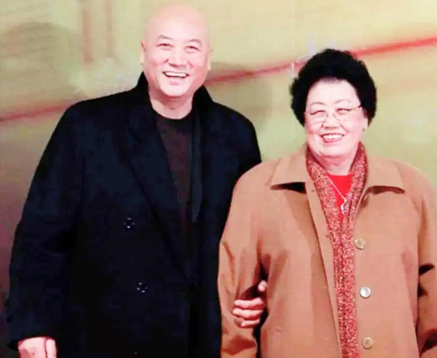 迟重瑞的36年，早就打了所有“傍大款”的脸。1988年因为京剧相识，陈丽华那句