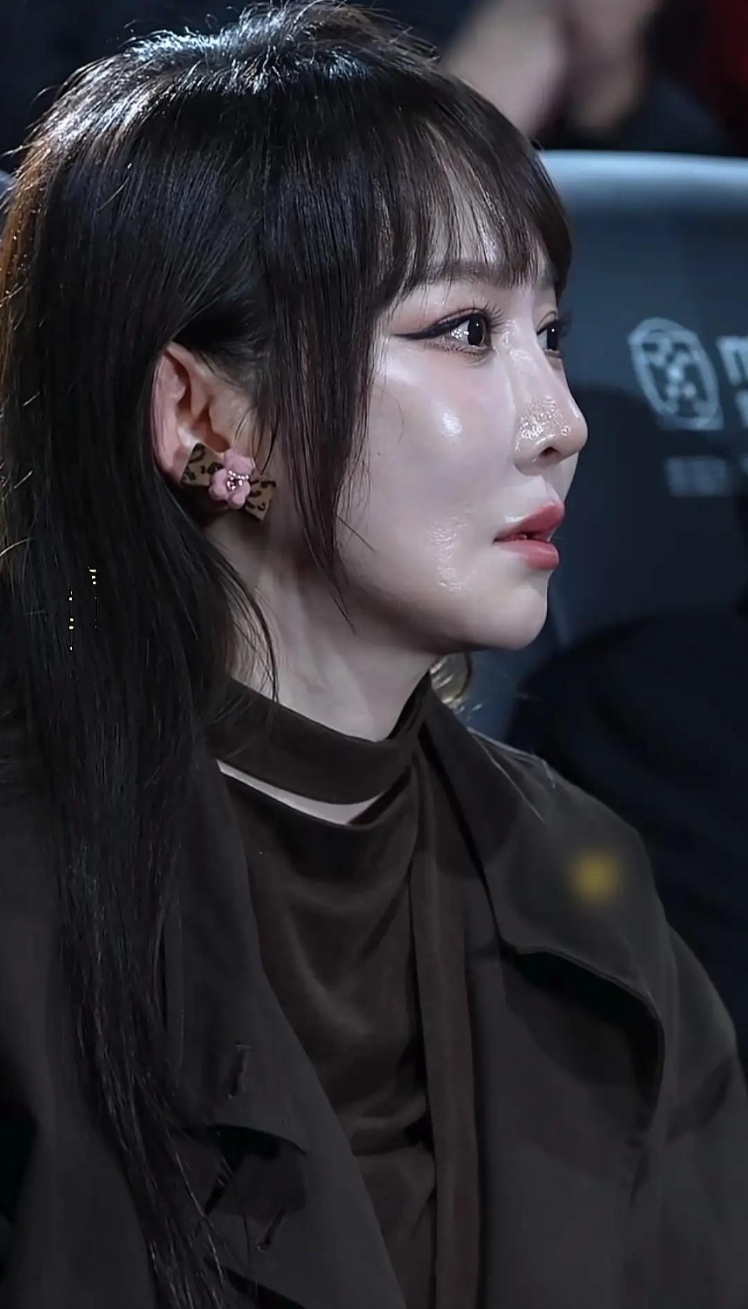 萨顶顶这张脸把，又不光生，还涂这么多油。看起好难受。追求水光肌？