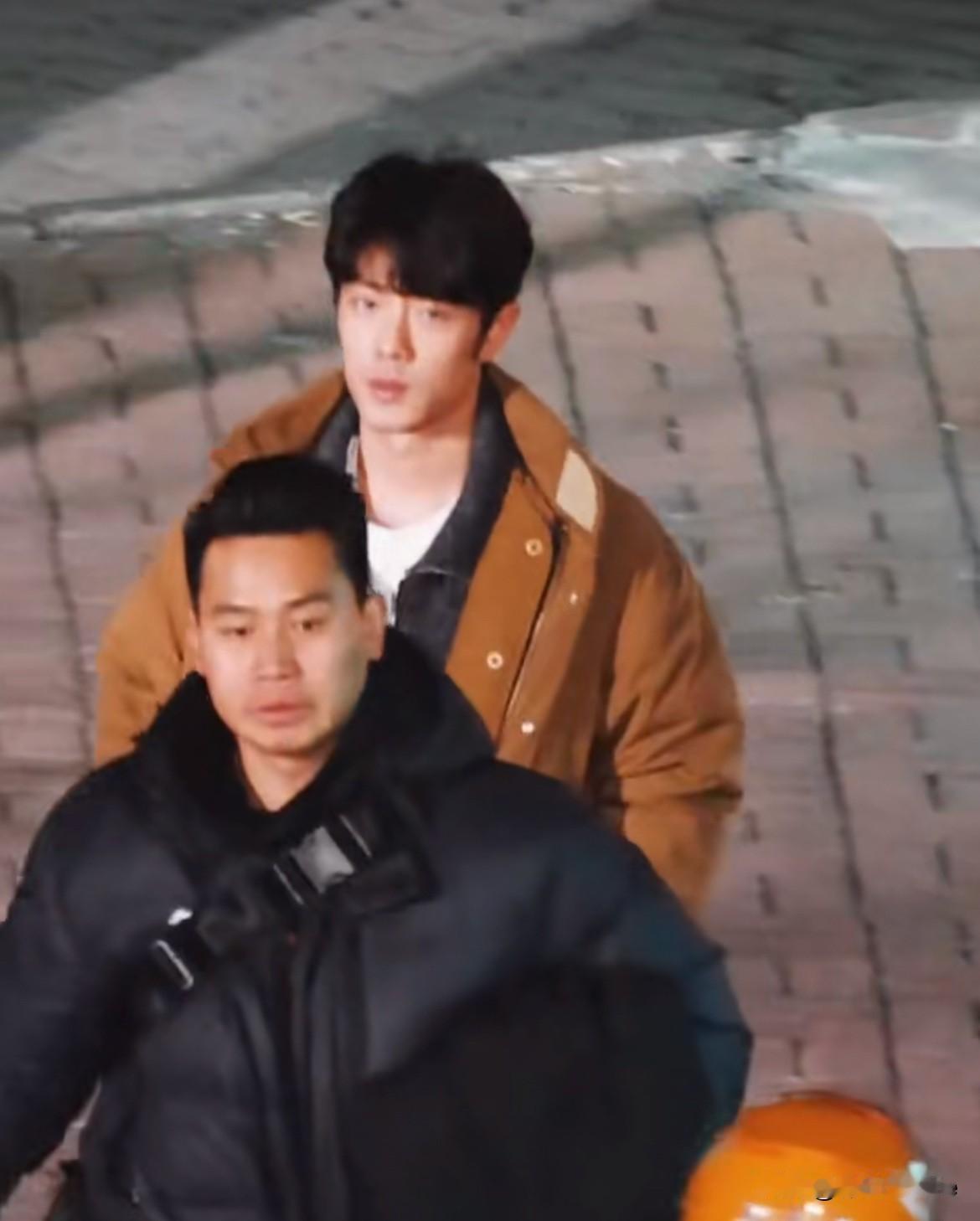 1月14日，肖战《小城良方》夜戏，在东北拍了几个月戏，感觉肖战越来越抗冻了！白