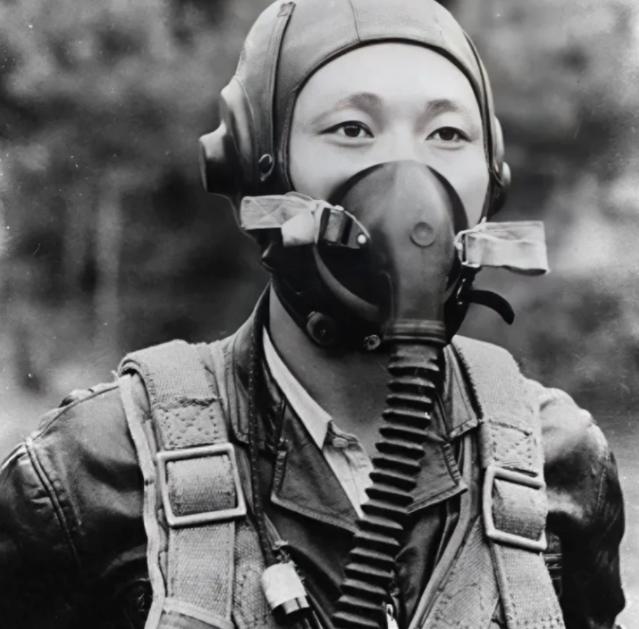 1953年，21岁朝鲜飞行员驾先进战机投诚美国，获10万美元奖励。朝方震怒下令追