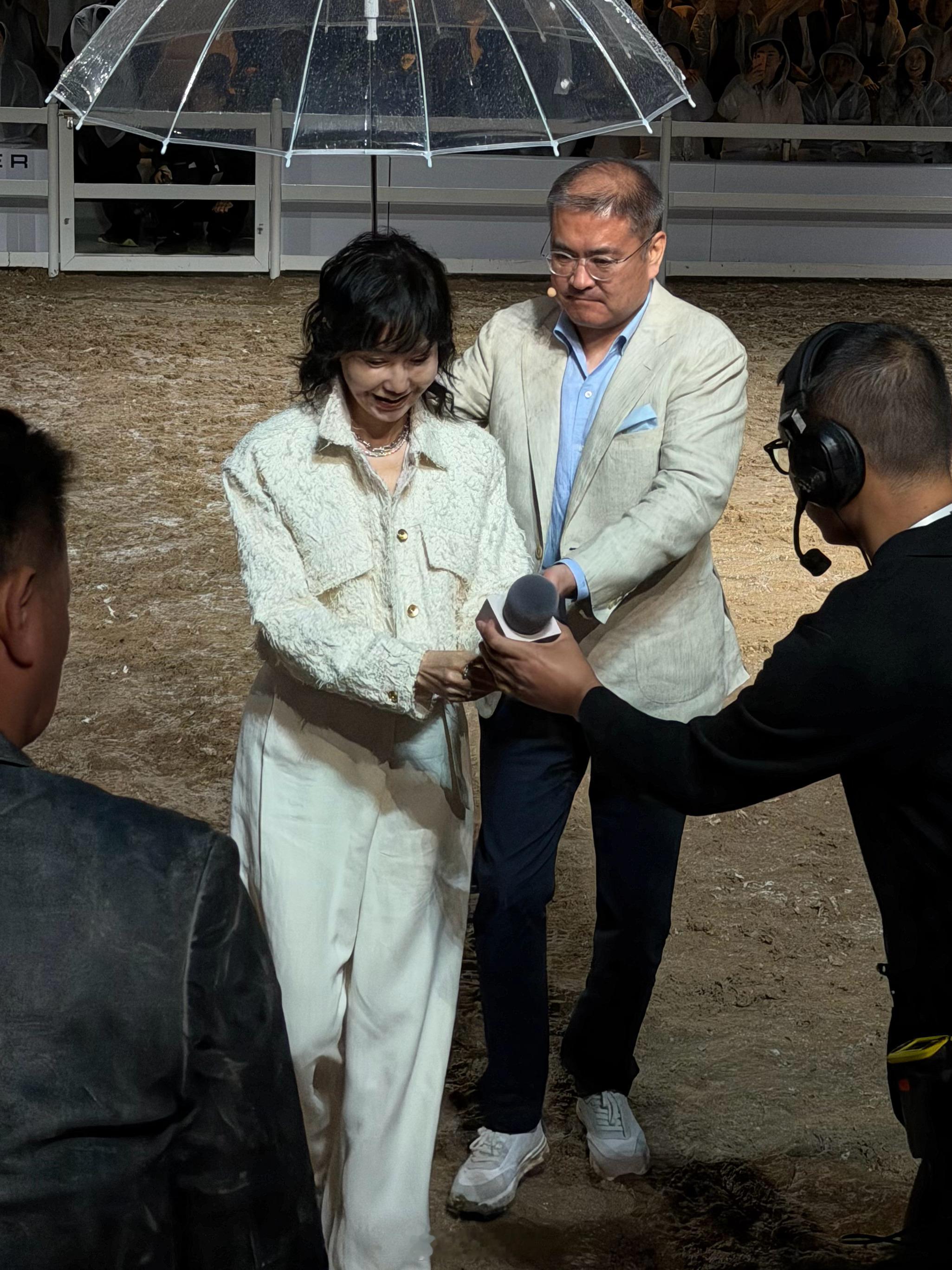 不愧是揽胜车主，气质太契合了！张曼玉久违露面，揽胜请到她出现，展现了对品牌的认可