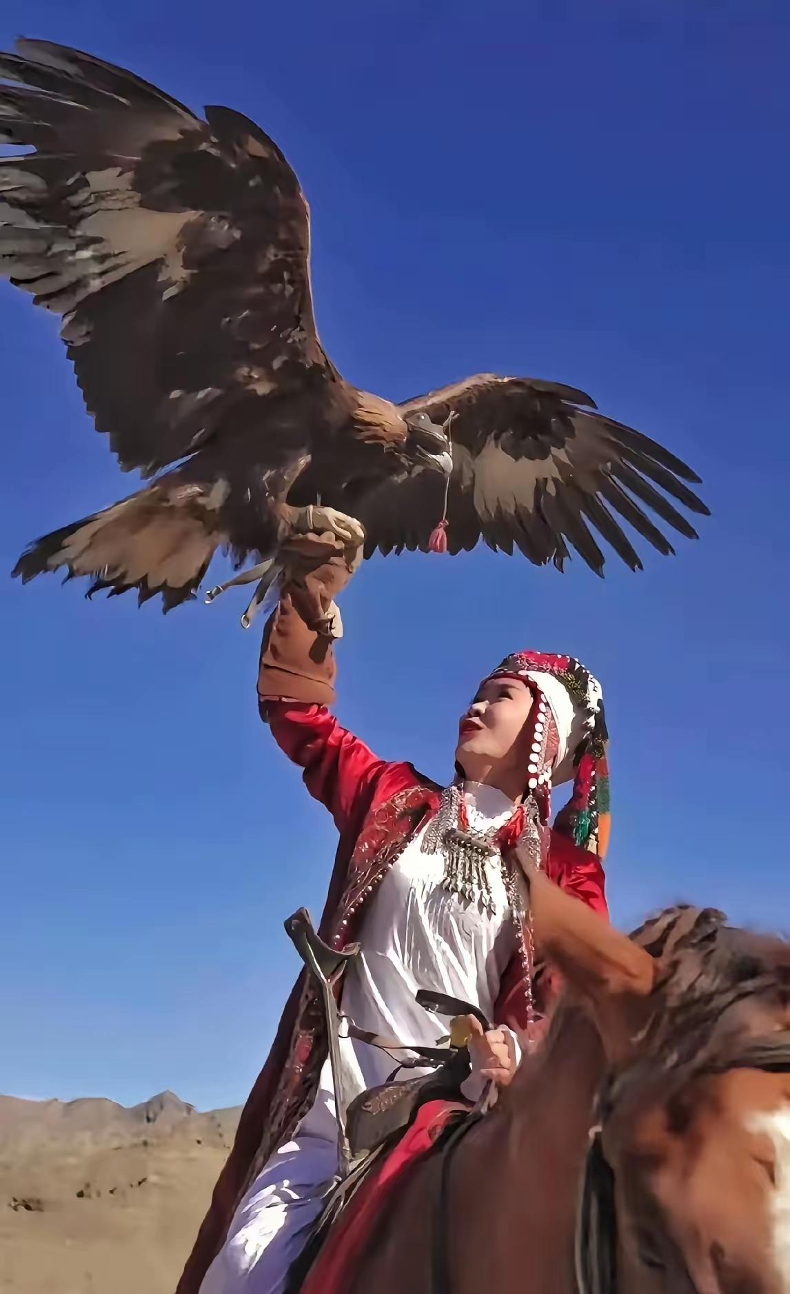 谁能想到，那个雪地红斗篷策马出圈的贺娇龙，现实里是个说话细声细语、身材苗条的姑娘