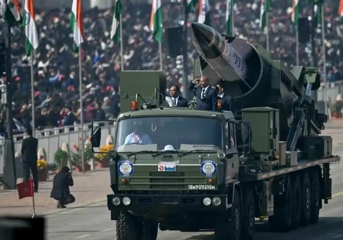 印度军工突然“开挂”，3大杀器连番亮相，真要摆脱“万国造”？谁能想到，一直被