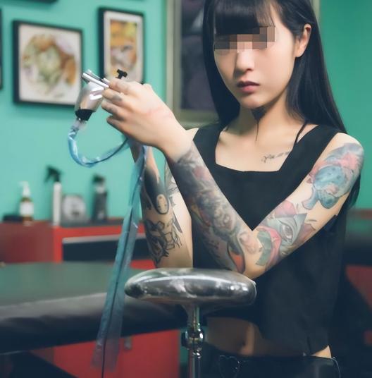 “身上有纹身，一律开除！”2021年湖南，一名15岁女孩入学时，老师发现胳膊上有